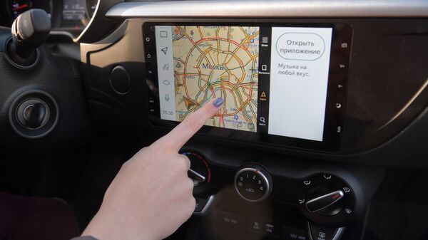 Экран навигатора в автомобиле сервиса Яндекс.Драйв