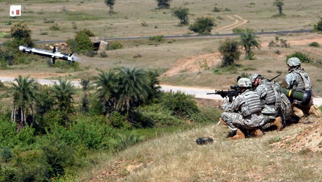 Американские военнослужащие стреляют из противотанкового ракетного комплекса (ПТРК) Javelin во время учений. Архивное фото