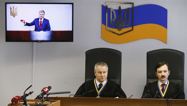 Президент Украины Петро Порошенко свидетельствует во время судебного процесса против бывшего президента Януковича в Киеве в режиме видеоконференции. 21 февраля 2018