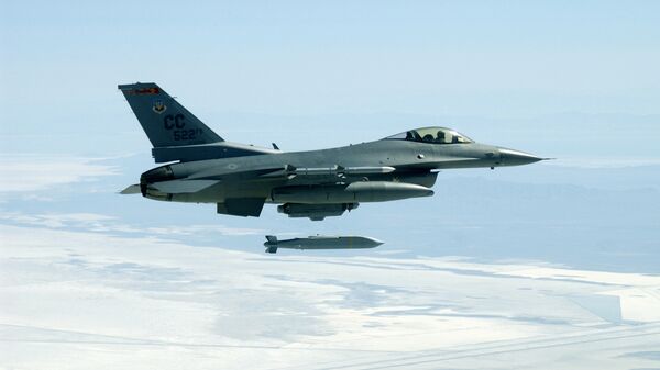 Многоцелевой истребитель F-16C во время сброса бомбы AGM-154 JSOW