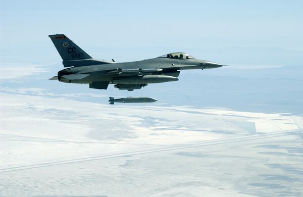 Многоцелевой истребитель F-16C во время сброса бомбы AGM-154 JSOW Многоцелевой истребитель F-16C во время сброса бомбы AGM-154 JSOW