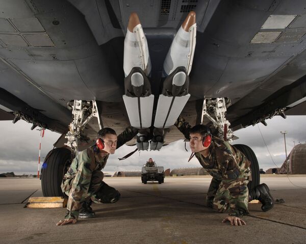 Установка бомбы GBU-39 на истребитель-бомбардировщик F-15E Strike Eagle Установка бомбы GBU-39 на истребитель-бомбардировщик F-15E Strike Eagle