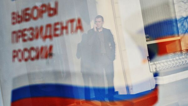 Отражение в окне баннера с информацией о выборах президента России 18 марта 2018. Архивное фото