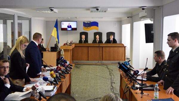Президент Украины Петр Порошенко выступает в режиме видеоконференции в качестве свидетеля в Оболонском районном суде Киева по делу экс-президента Украины Виктора Януковича. 21 февраля 2018