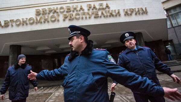 Милиционеры у здания Верховной Рады в Симферополе. 28 февраля 2014
