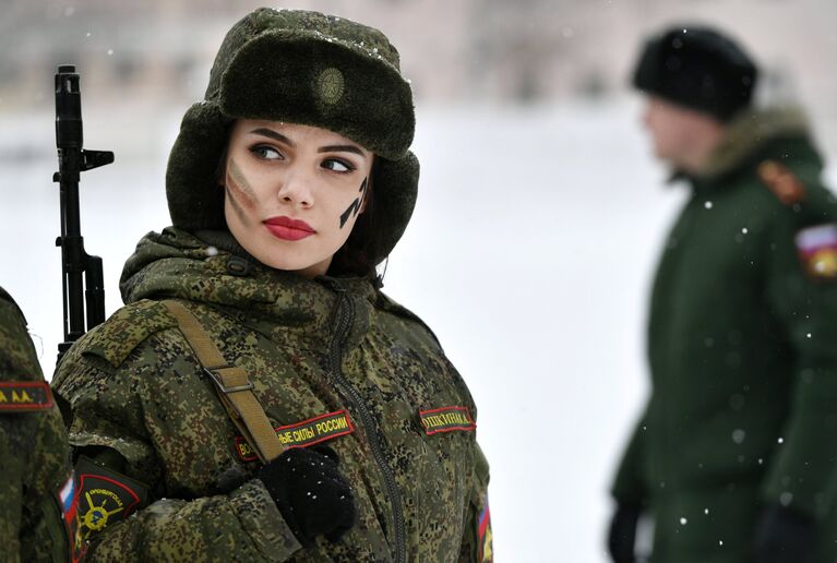 Участница во время конкурса красоты и профессионального мастерства среди женщин-военнослужащих ракетных войск стратегического назначения Участница во время конкурса красоты и профессионального мастерства среди женщин-военнослужащих ракетных войск стратегического назначения