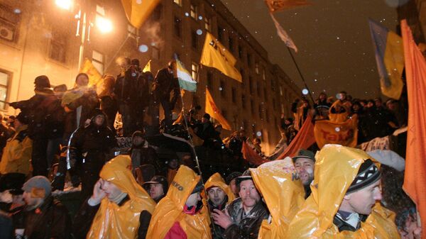Сторонники Виктора Ющенко у здания администрации президента Украины в Киеве