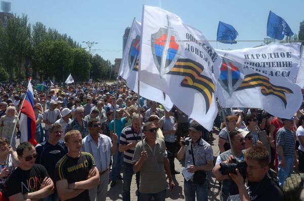 Участники митинга в поддержку ДНР на площади Ленина в Донецке. 18 мая 2014 Участники митинга в поддержку ДНР на площади Ленина в Донецке. 18 мая 2014