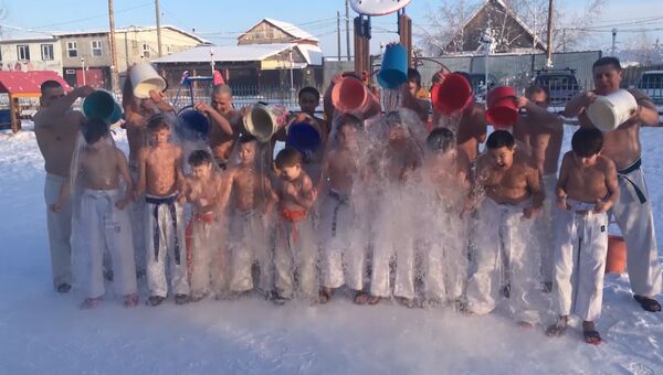 Якутские дети передали привет Ди Каприо, обливаясь водой на морозе