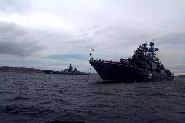 Атомный ракетный крейсер Петр Великий и большой противолодочный корабль Адмирал Чабаненко вышли в море для участия в учениях