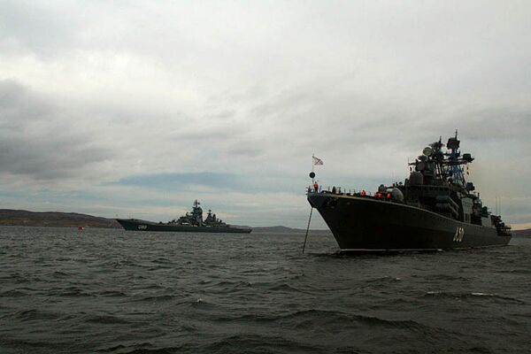 Атомный ракетный крейсер Петр Великий и большой противолодочный корабль Адмирал Чабаненко вышли в море для участия в учениях