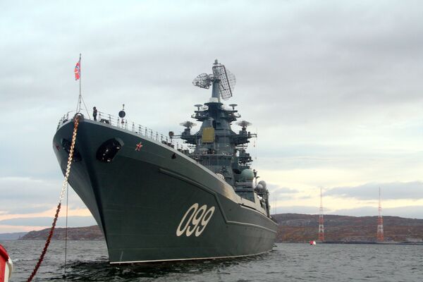 Флагман Северного флота, атомный ракетный крейсер Петр Великий вышел в море для участия в учениях