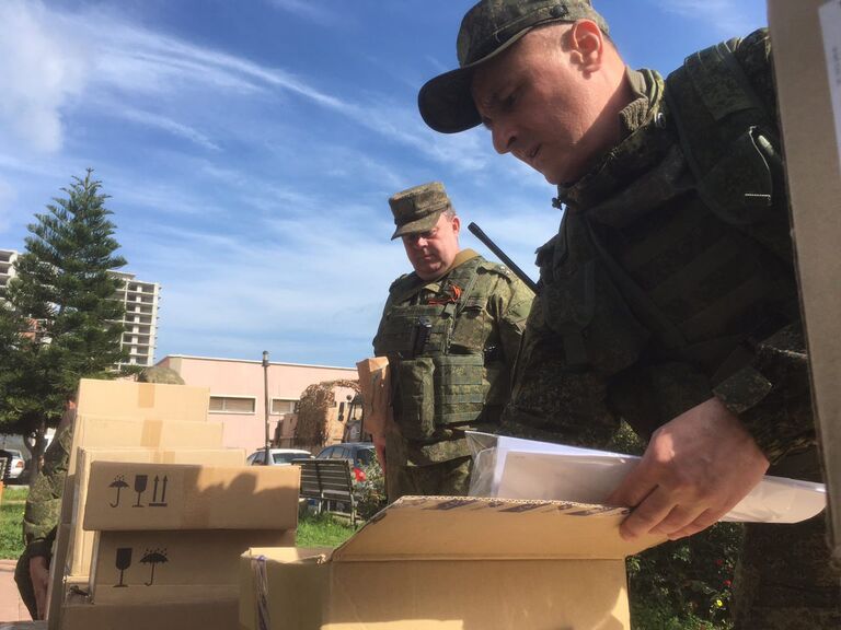 Российские военные доставили медикаменты для медучреждений в Латакии Российские военные доставили медикаменты для медучреждений в Латакии