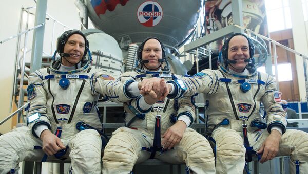 Космонавт Роскосмоса Олег Артемьев, астронавты НАСА Эндрю Фойстел и Ричард Арнольд. Архивное фото