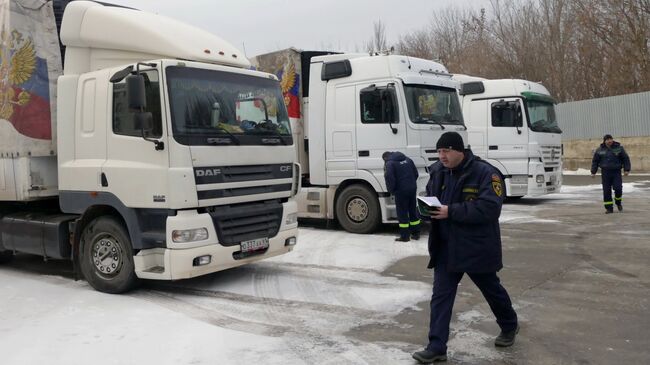 Автомобили конвоя МЧС России с гуманитарной помощью для жителей Донбасса в Донецке