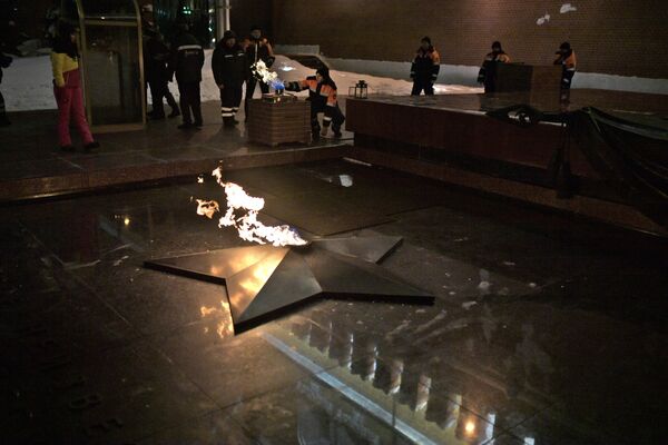 Сотрудники Мосгаза проводят профилактику горелки Вечного огня у Могилы Неизвестного Солдата в Александровском саду в канун Дня защитника Отечества