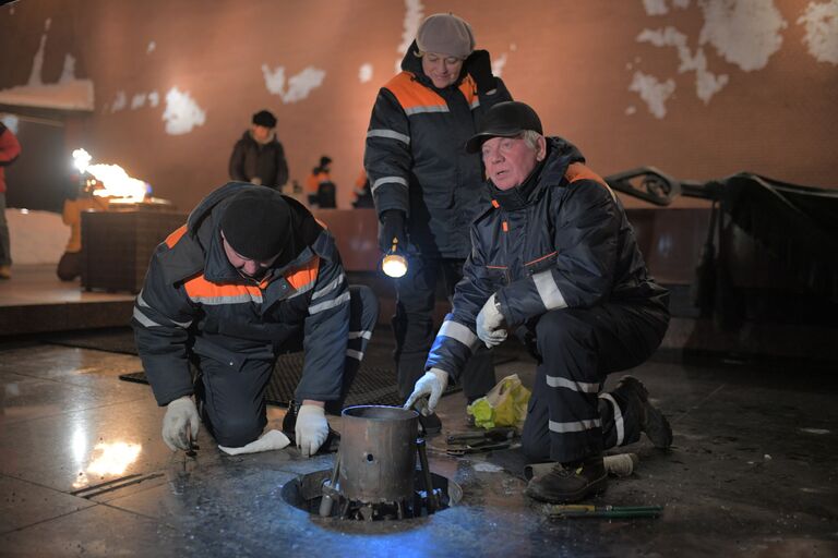 Сотрудники Мосгаза проводят профилактику горелки Вечного огня у Могилы Неизвестного Солдата в Александровском саду в канун Дня защитника Отечества