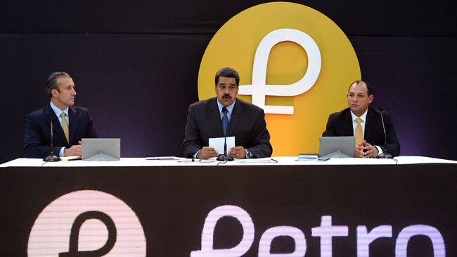 Президент Венесуэлы Николас Мадуро во вермя церемонии запуска продаж криптовалюты Петро. 20 февраля 2018