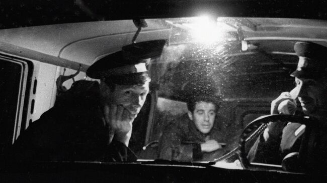 Сотрудники милиции сидят в дежурной машине