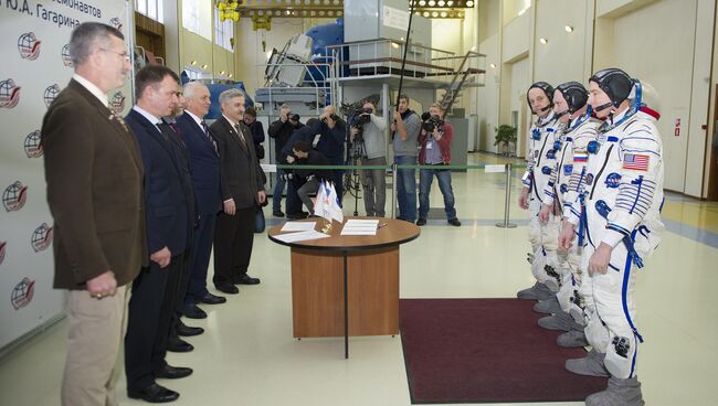 Космонавт Роскосмоса Олег Артемьев, астронавты НАСА Эндрю Фойстел и Ричард Арнольд вошли в состав основного экипажа МКС-55/56. 22 февраля 2018