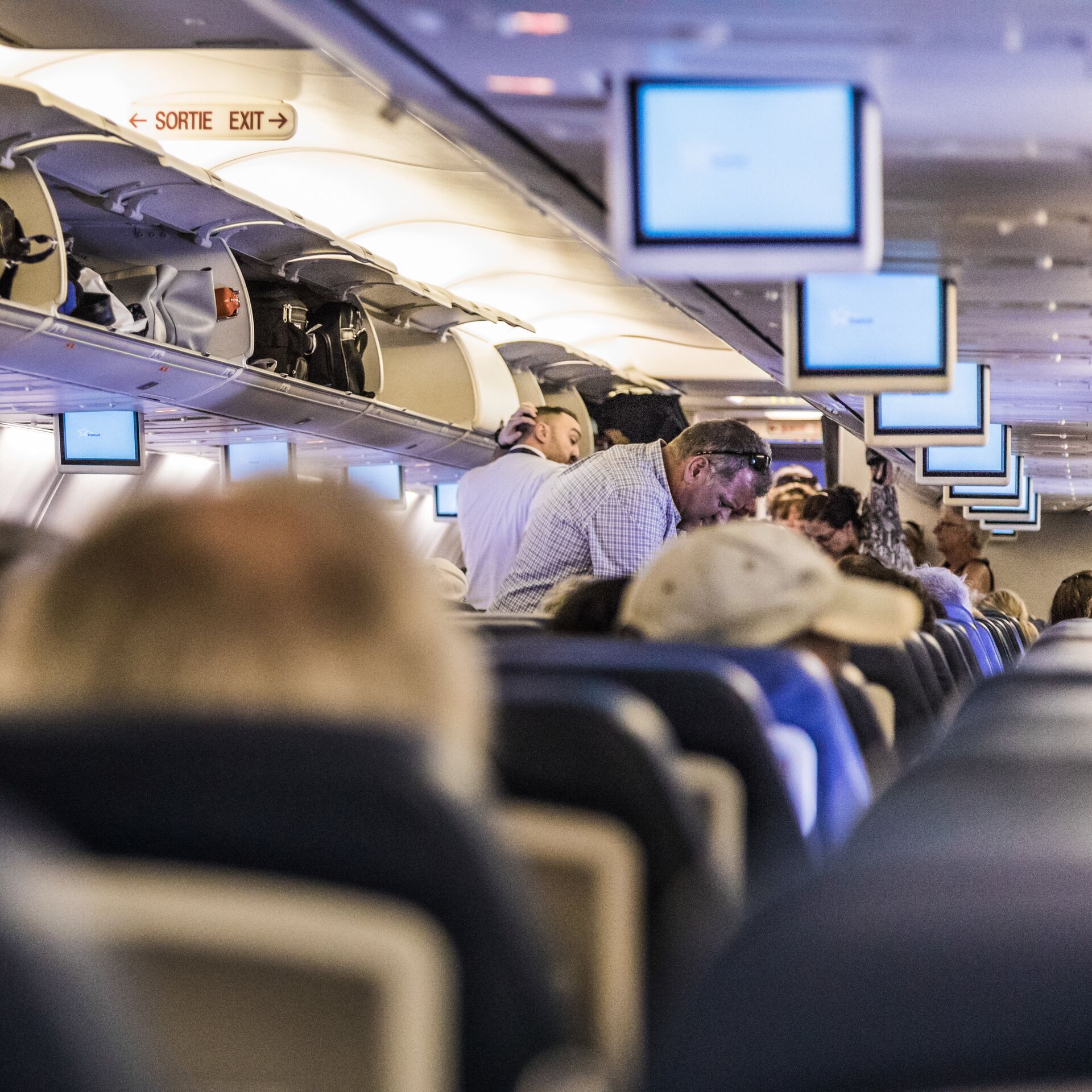 Колонка в самолет можно. Пассажиры читать. Или 76 МД фото полного пассажирского салона 225 человек.