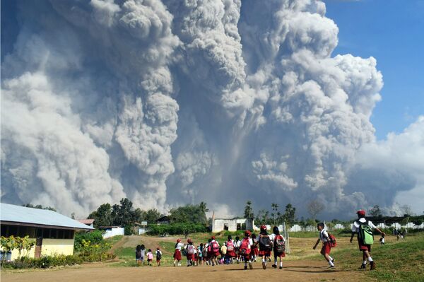 Извержение вулкана Синабунг в Индонезии. 19 февраля 2018 года