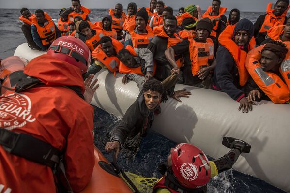 Беженцы и мигранты спасенные у берегов Ливии