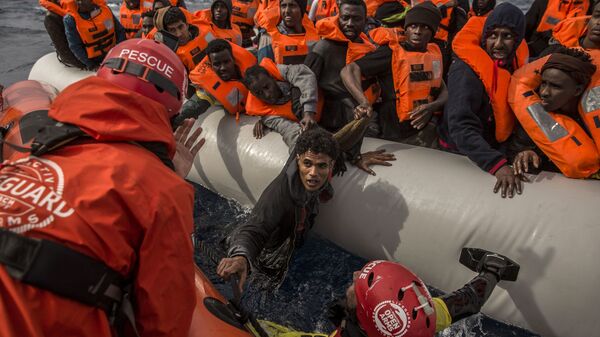 Беженцы и мигранты спасенные у берегов Ливии. Архивное фото