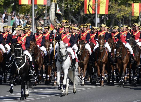 Военные во время парада в Испании