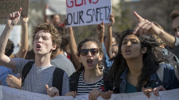 Школьники из Монтгомери во время акции протеста возле здания Конгресса США после стрельбы в школе Паркленда во Флориде. Архивное фото