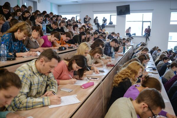 Участники во время ежегодной акции по проверке грамотности Тотальный диктант-2017 Участники во время ежегодной акции по проверке грамотности Тотальный диктант-2017