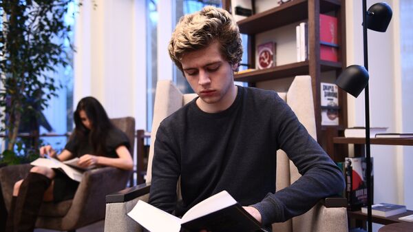 Молодой человек читает книгу. Архивное фото