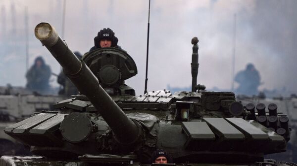 Военнослужащие на танке Т-72 