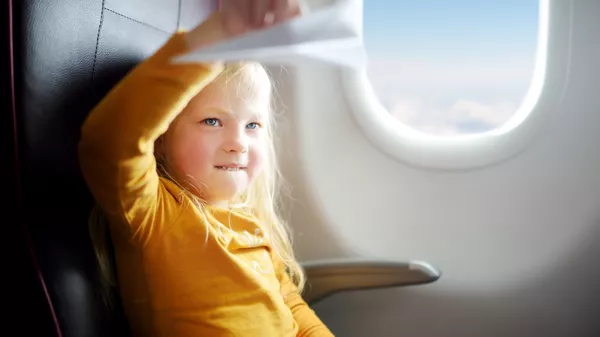 飛行機の客室内の女の子