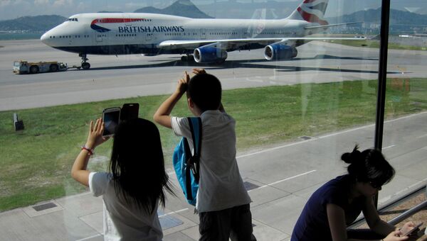 Пассажиры фотографируют Боинг 747 авиакомпании British Airways. Архивное фото