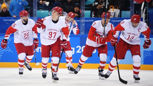 Российские игроки радуются забитой шайбе в полуфинальном матче Чехия - Россия по хоккею среди мужчин на XXIII зимних Олимпийских играх. 23 февраля 2018