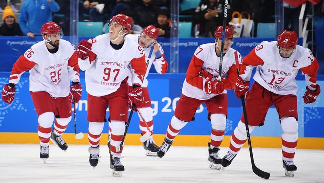 Российские игроки радуются забитой шайбе в полуфинальном матче Чехия - Россия по хоккею среди мужчин на XXIII зимних Олимпийских играх. 23 февраля 2018