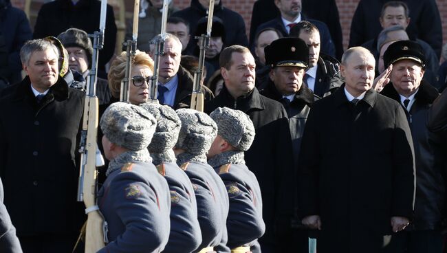 Президент РФ Владимир Путин на церемонии возложения венка к Могиле Неизвестного Солдата у Кремлёвской стены в День защитника Отечества. 23 февраля 2018