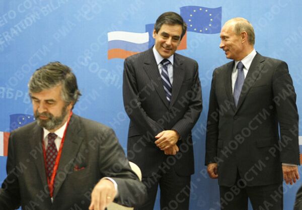 Владимир Путин и Франсуа Фийон во время подписания российско-французских двусторонних соглашений в Сочи