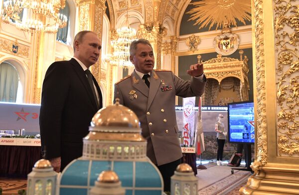 Президент РФ Владимир Путин и министр обороны РФ Сергей Шойгу на презентации военного инновационного технополиса Эра. 23 февраля 2018 Президент РФ Владимир Путин и министр обороны РФ Сергей Шойгу на презентации военного инновационного технополиса Эра. 23 февраля 2018