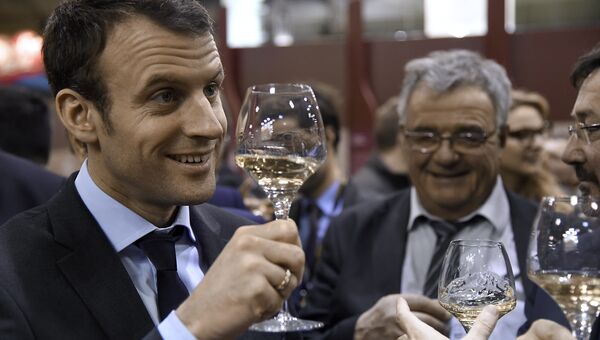 Эммануэль Макрон дегустирует вино на агропромышленноый ярмарке в Париже