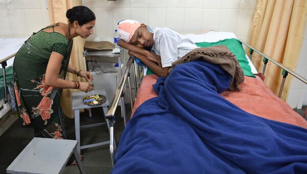 Сантал Пал и его жена в больнице города Мумбаи, Индия. 22 февраля 2018
