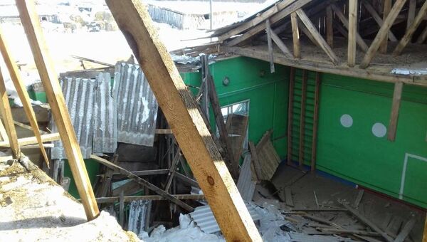 Обрушившаяся крыша спортзала школы в селе Альгинское