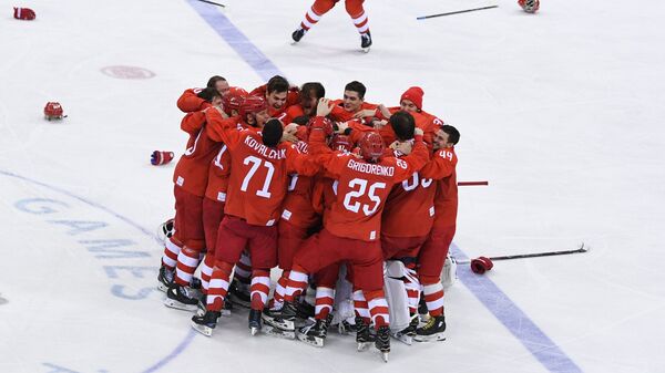Российские хоккеисты радуются победе в финальном матче Россия - Германия по хоккею среди мужчин на XXIII зимних Олимпийских играх. 24 февраля 2018