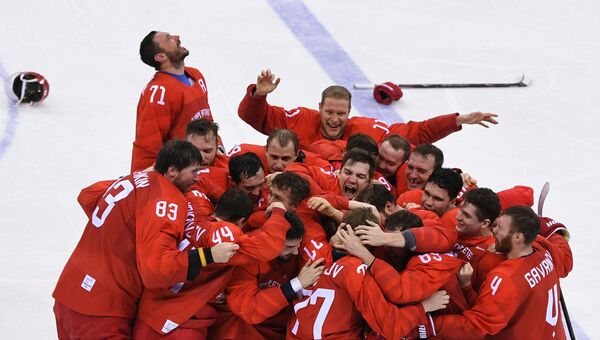Российские хоккеисты радуются победе в финальном матче Россия - Германия по хоккею среди мужчин на XXIII зимних Олимпийских играх. 24 февраля 2018