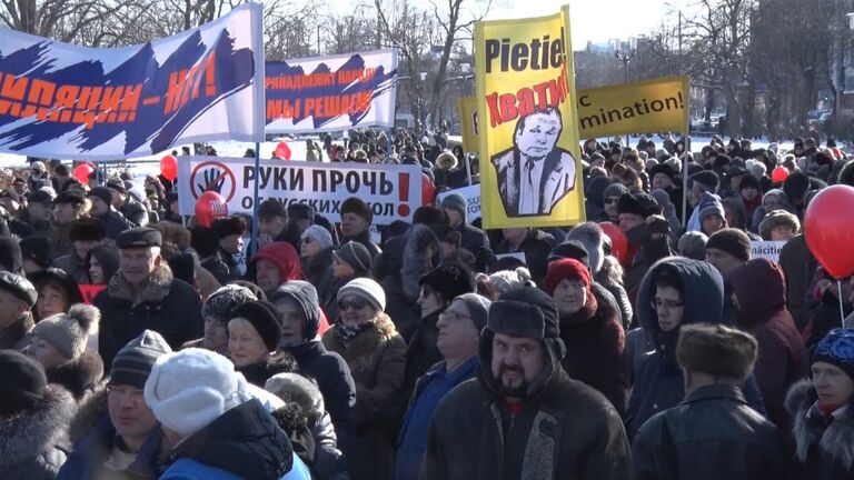 Русскоязычные жители Латвии вышли на акцию в защиту родного языка Русскоязычные жители Латвии вышли на акцию в защиту родного языка
