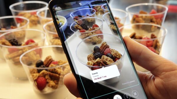 Телефон Samsung Galaxy S9 Plus идентифицирует пищу и отображает ее содержание калорий