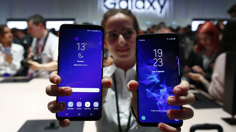 Новые смартфоны Galaxy S9 и S9+ на мероприятии Samsung Galaxy Unpacked 2018 в Барселоне. 25 февраля 2018