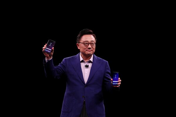 Президент подразделения мобильных коммуникаций Samsung Донг Джинг Ко (DJ Koh) во время презентации на конгрессе Mobile World в Барселоне, Испания. 25 февраля 2018 года