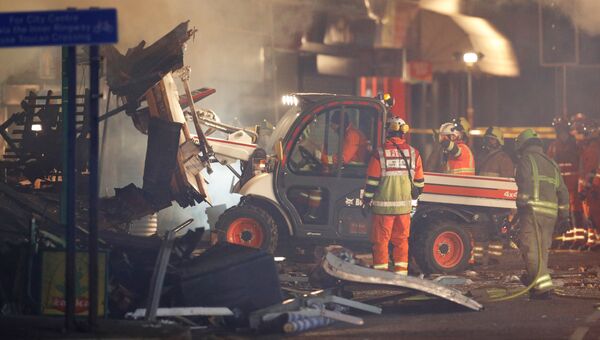 Спасатели на месте взрыва, который уничтожил магазин и дом в Лестере, Британия, 25 февраля 2018